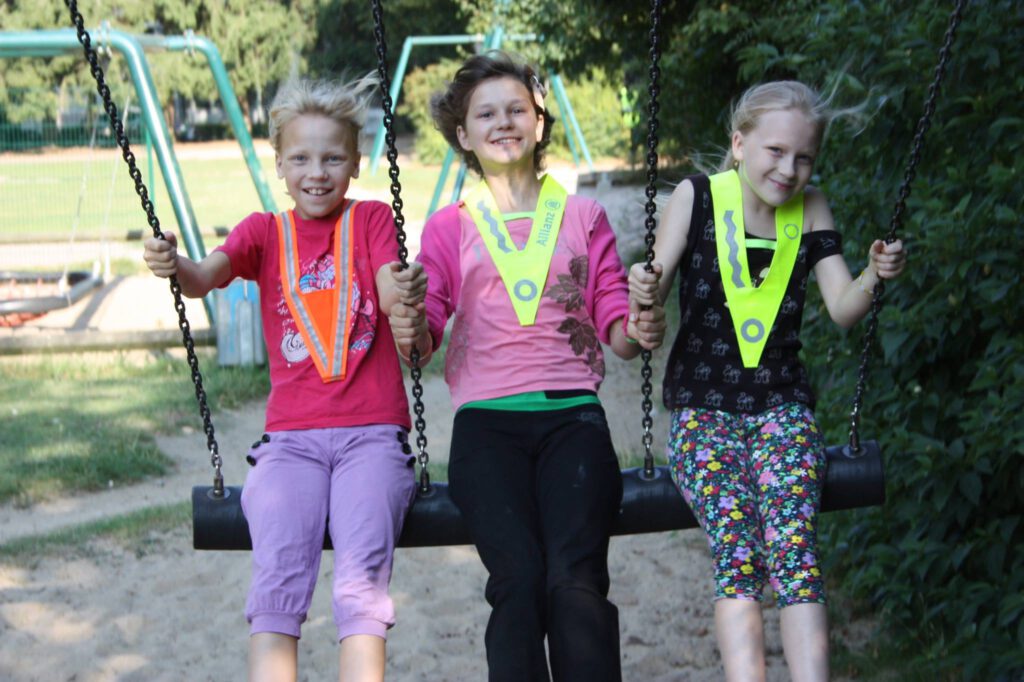 Kinder beim Schaukeln
