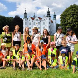 Gruppe vorm Schloss